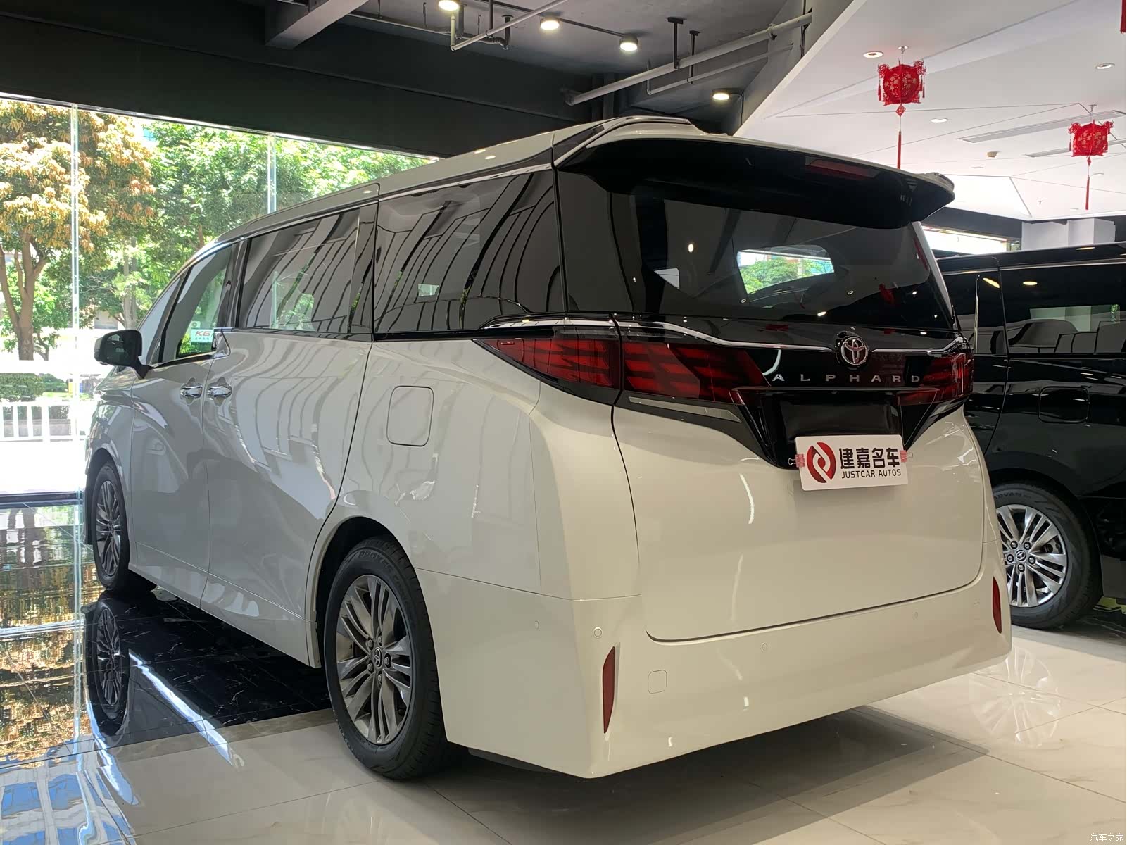 Toyota Alphard, 2025 3