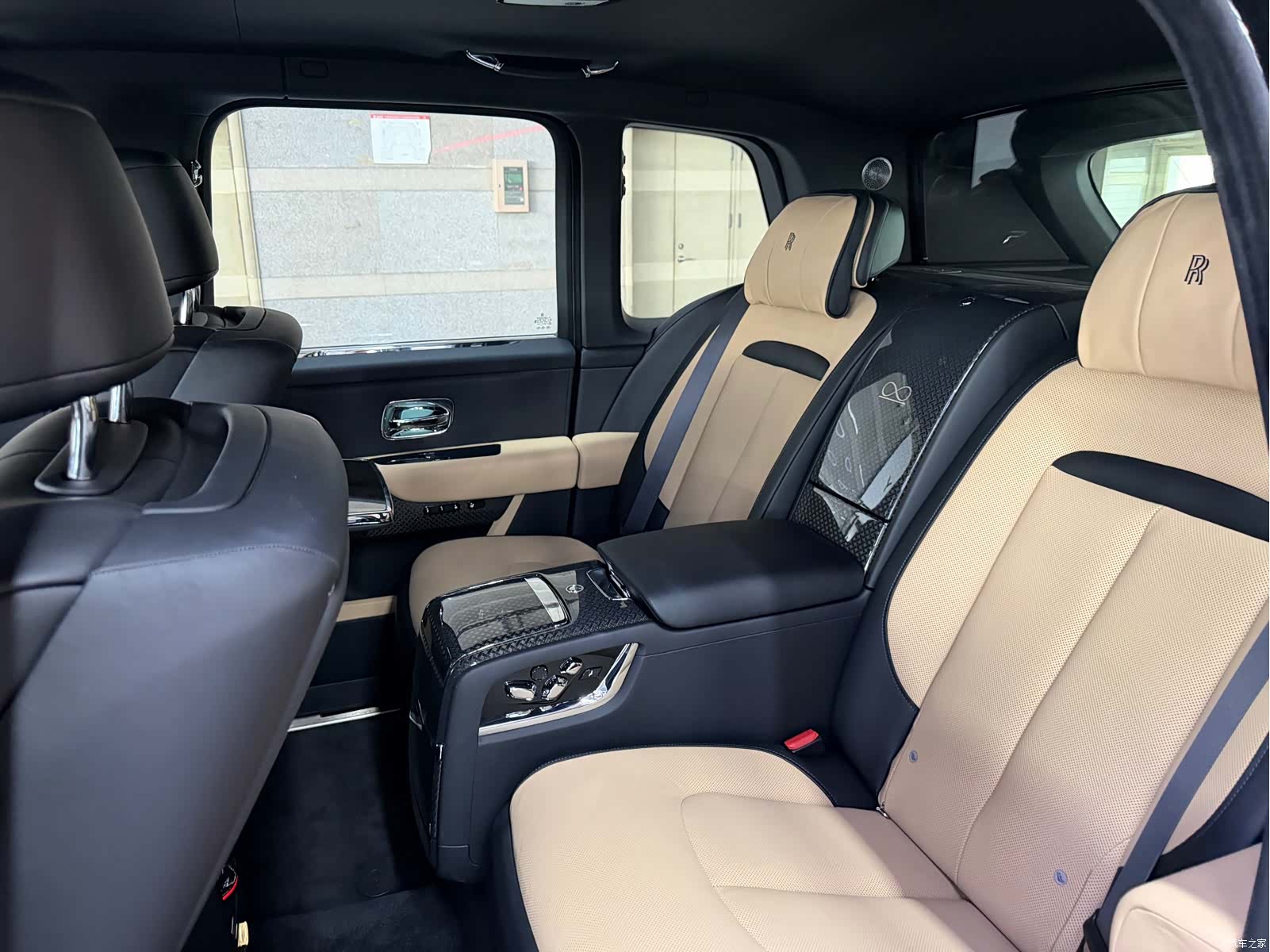 Rolls-Royce Cullinan, 2022 12