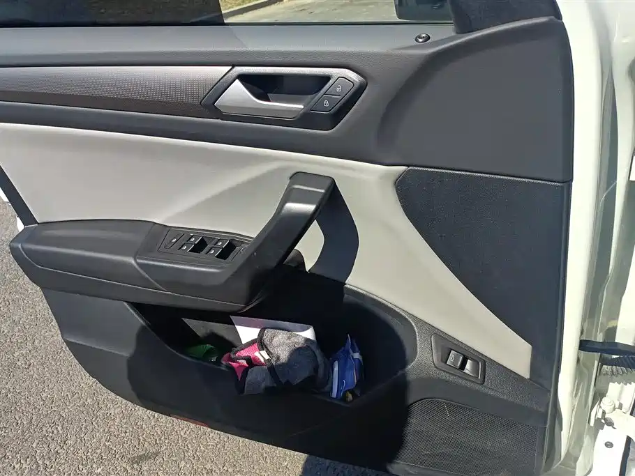 Volkswagen T-ROC exploring Songs