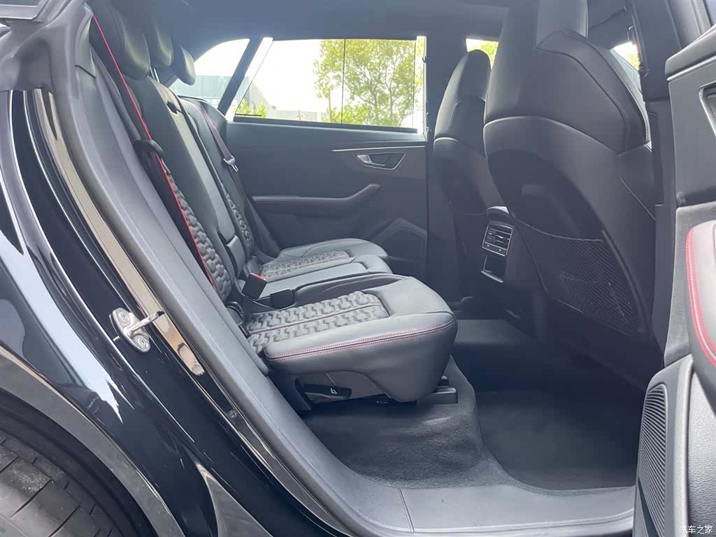 Audi Q8, 2025 10
