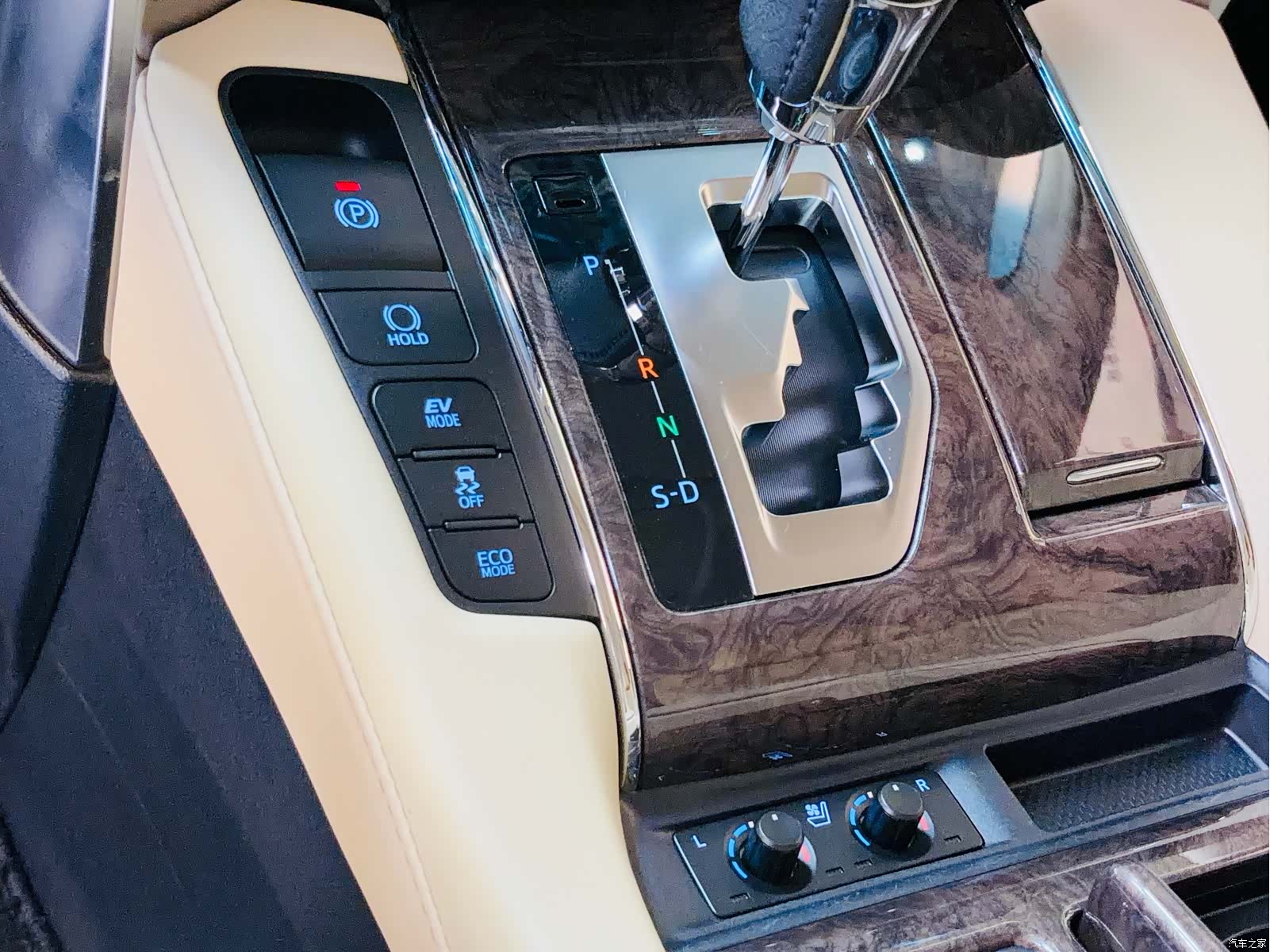 Toyota Alphard, 2022 16