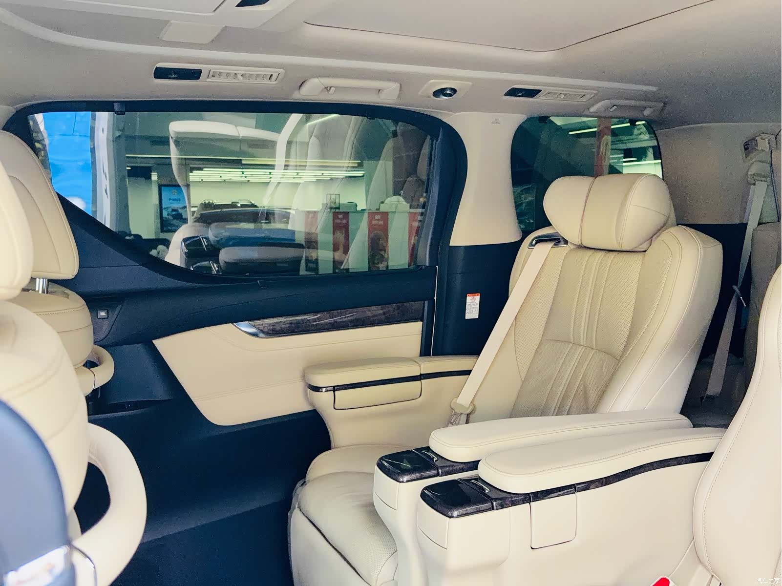 Toyota Alphard, 2022 19