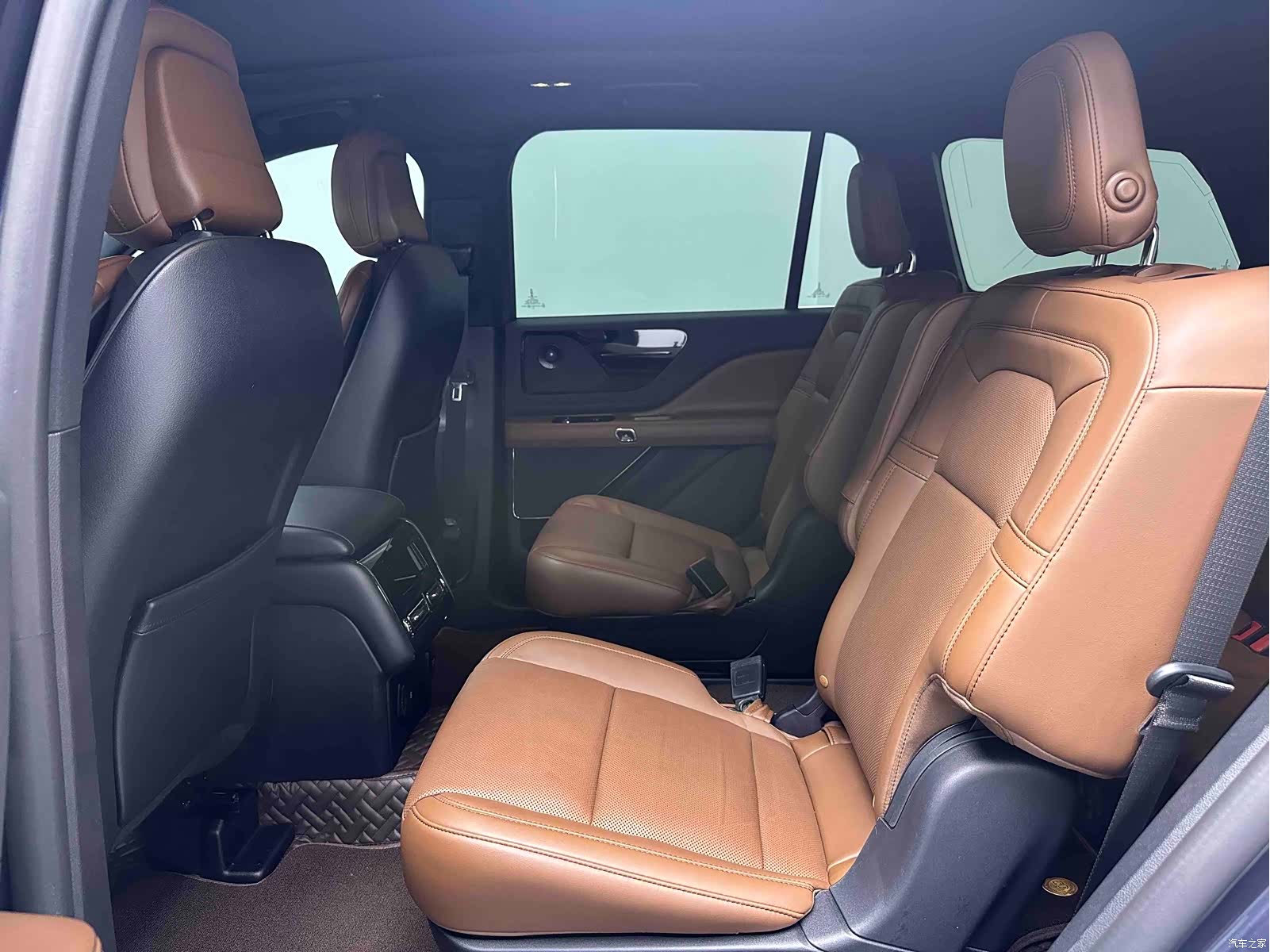 Lincoln Aviator, 2021 10