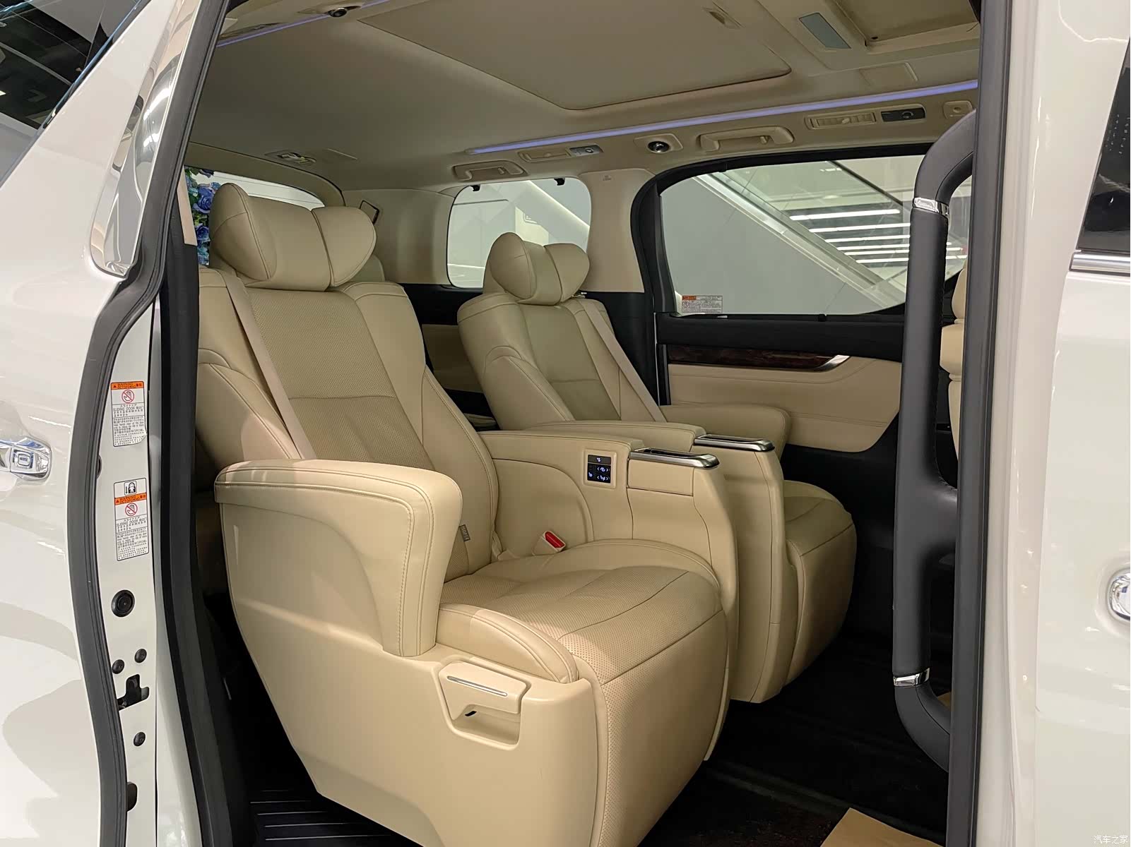 Toyota Alphard, 2020 20
