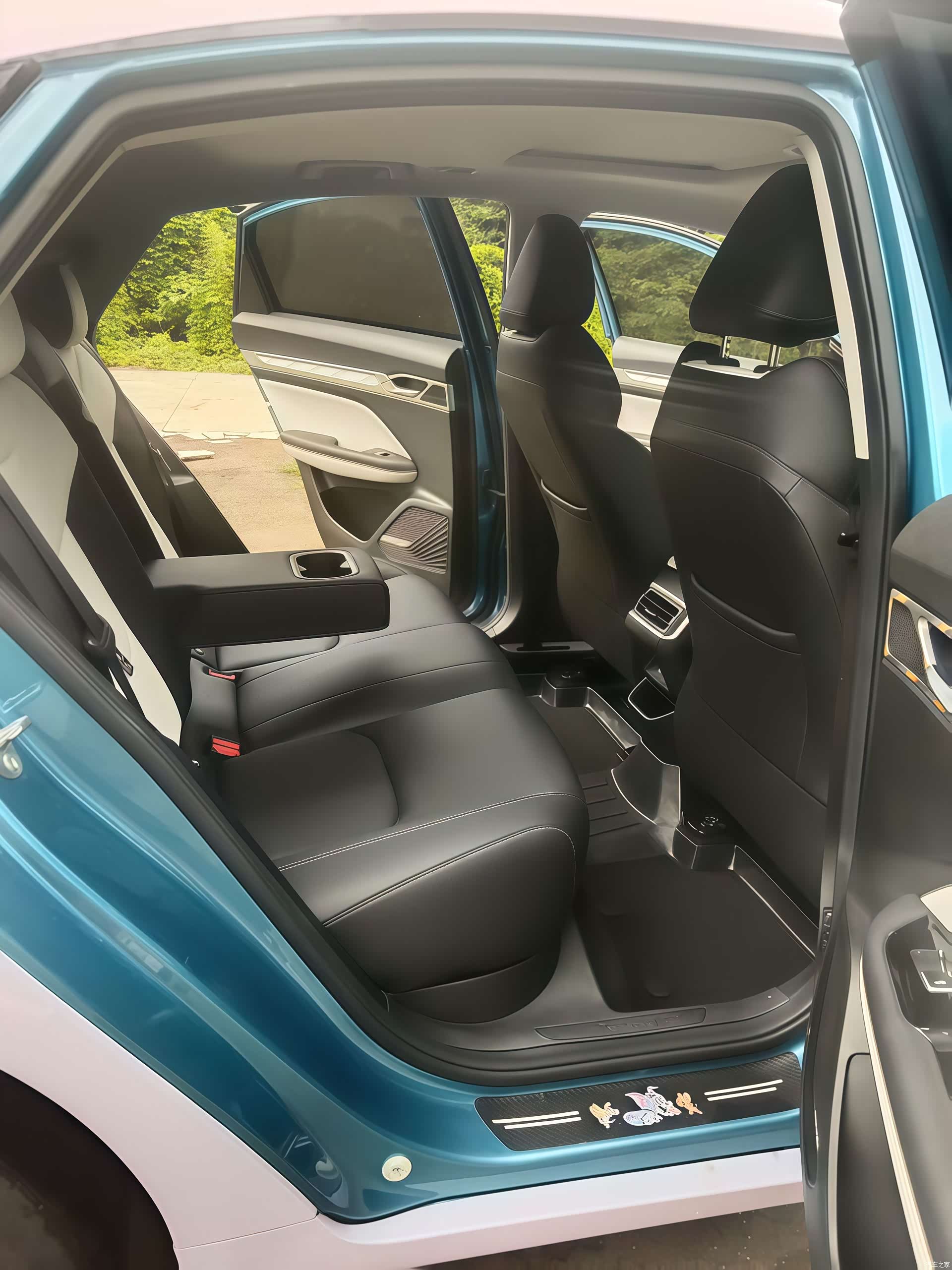 Geely Emgrand, 2022 13