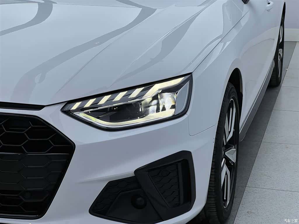 Audi A4L, 2022 все фото