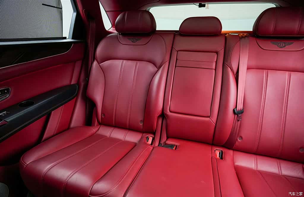 Bentley Bentayga, 2019 8