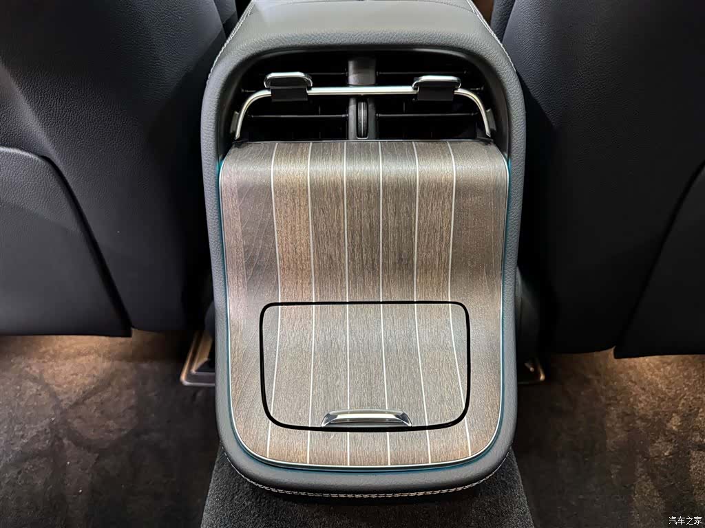 Mercedes-Benz E-Class, 2024 26