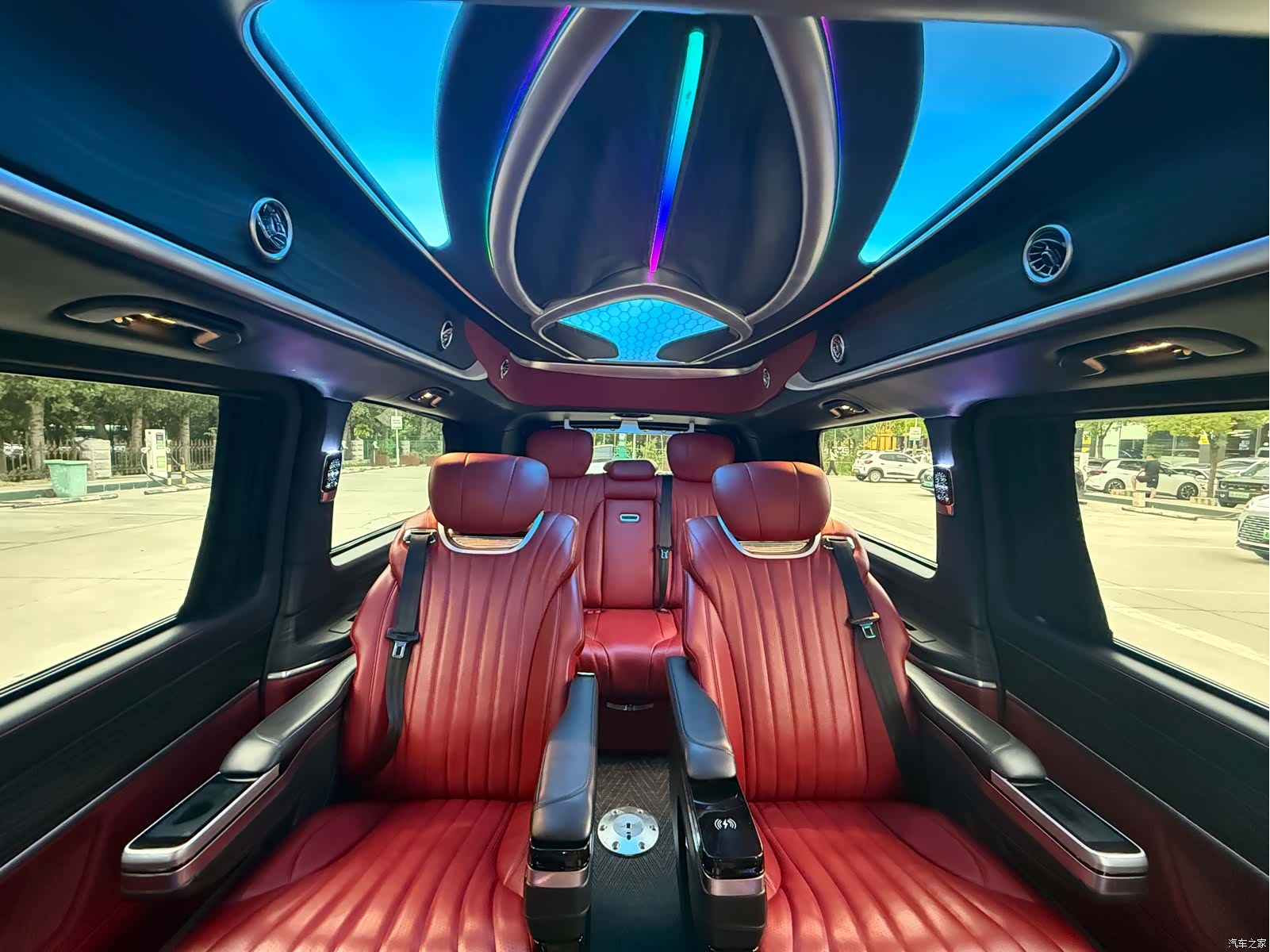Mercedes-Benz V-Class, 2023 4