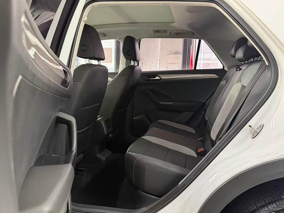 Volkswagen T-ROC exploring Songs