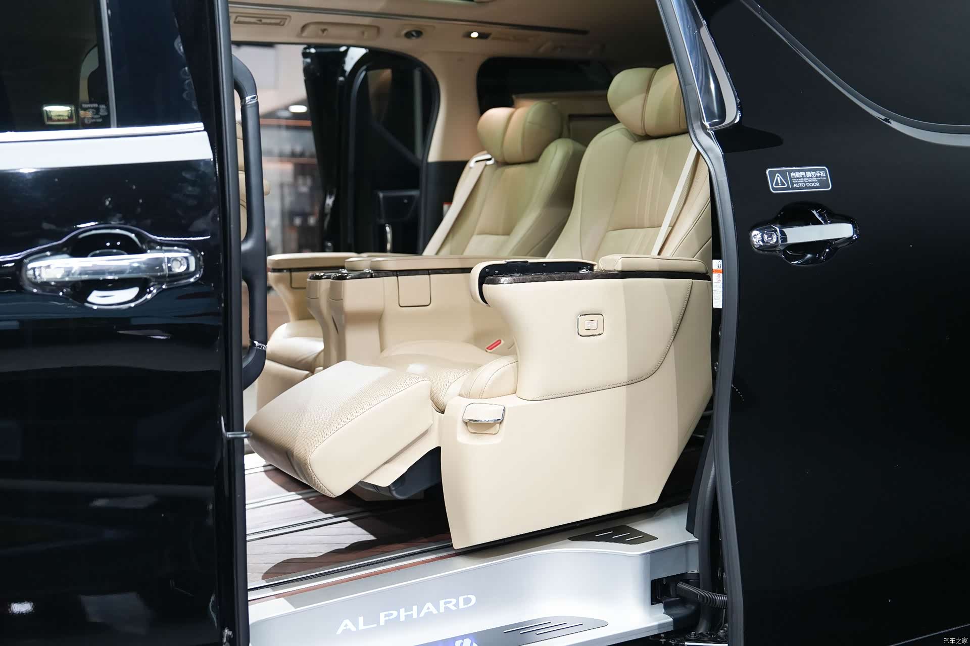 Toyota Alphard, 2018 30