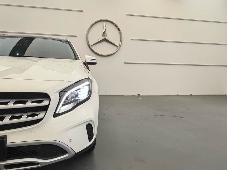 Mercedes-Benz GLA Mercedes-Benz GLA