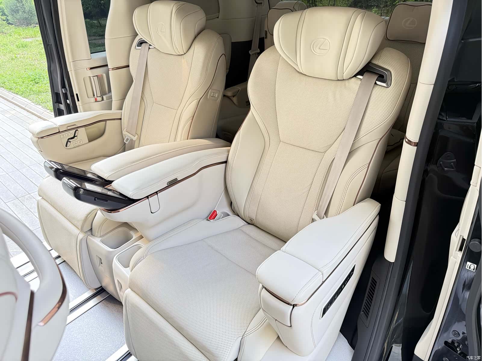 Lexus LM, 2024 10