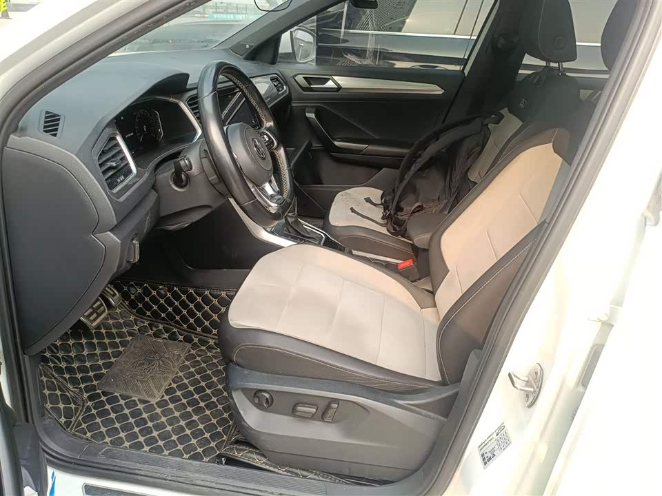 Volkswagen T-ROC exploring Songs