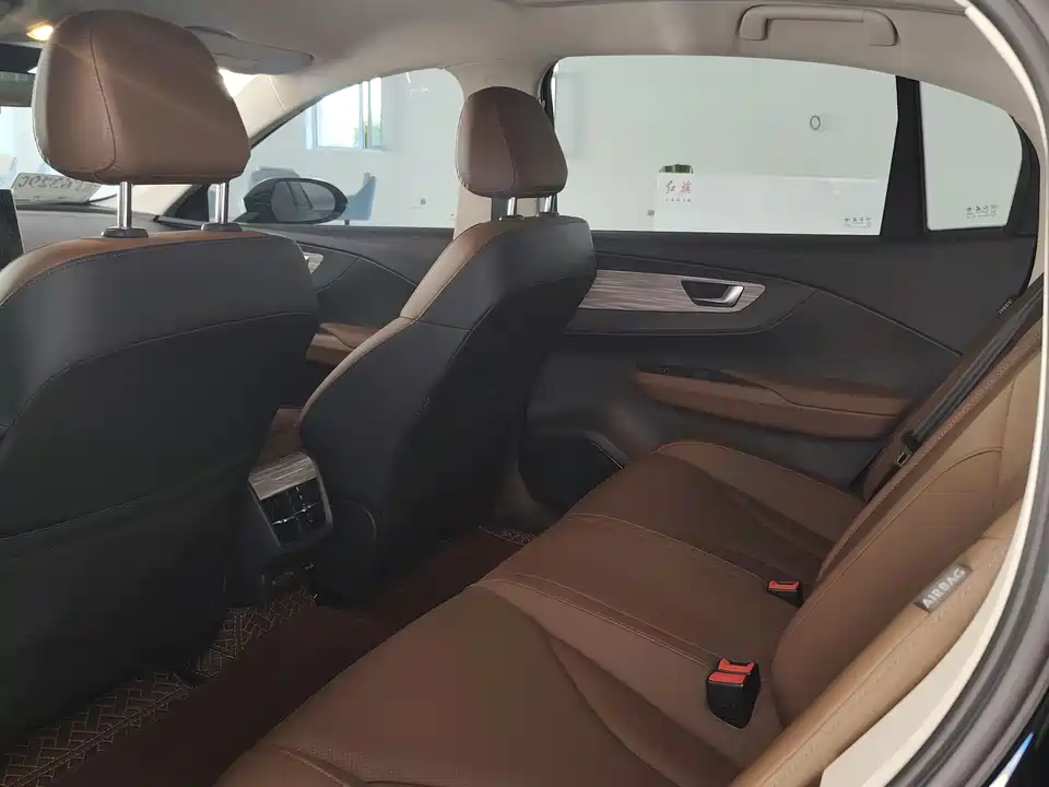 Hongqi E-QM5
