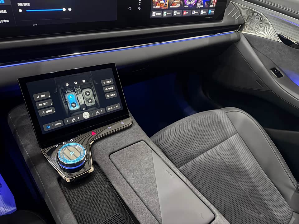 VOYAH Lantu chasing light