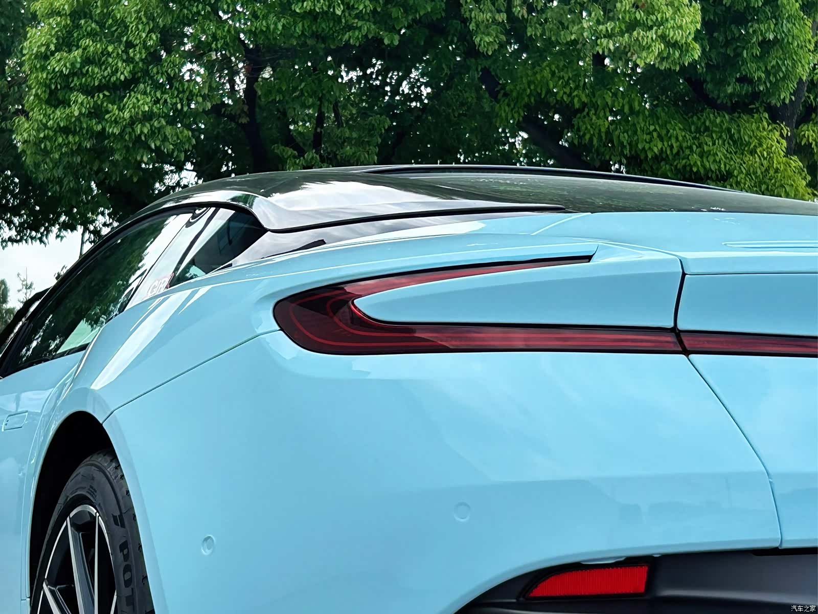 Aston Martin DB11, 2019 7