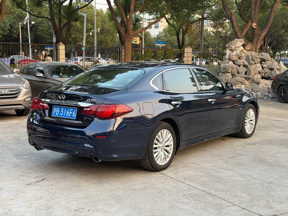 Infiniti Q70
