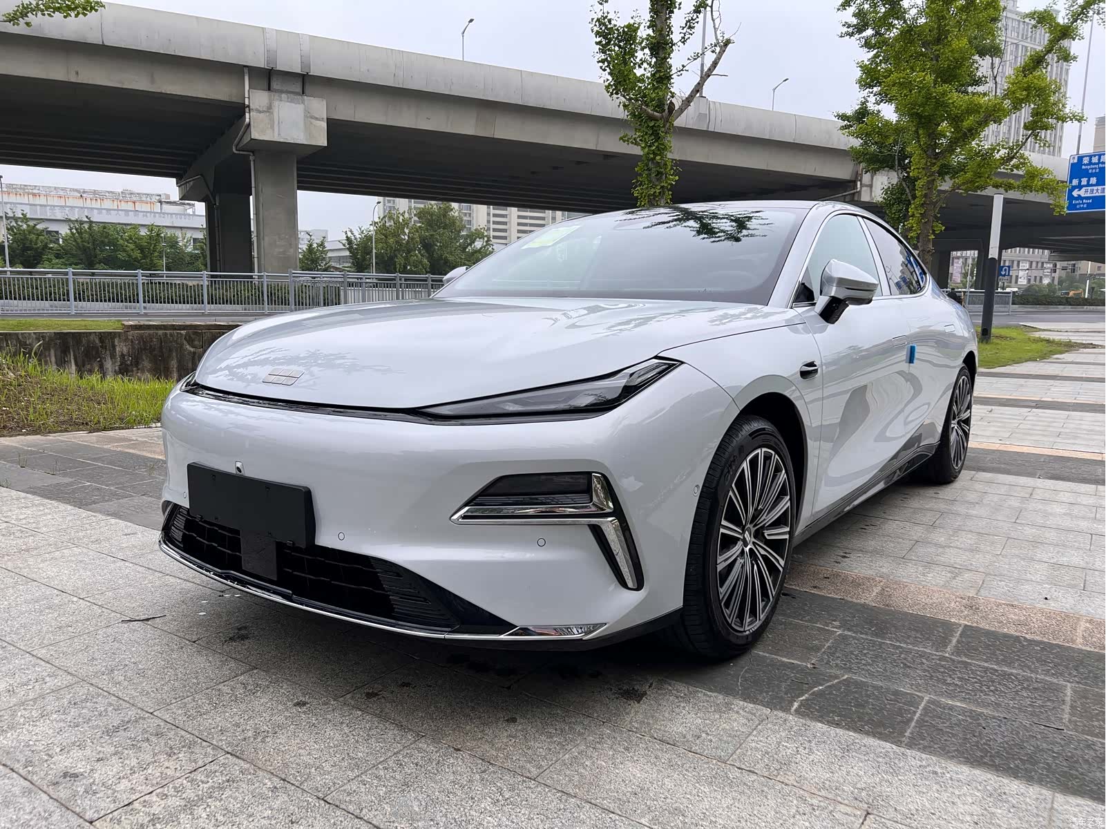 Geely 8, 2025 1