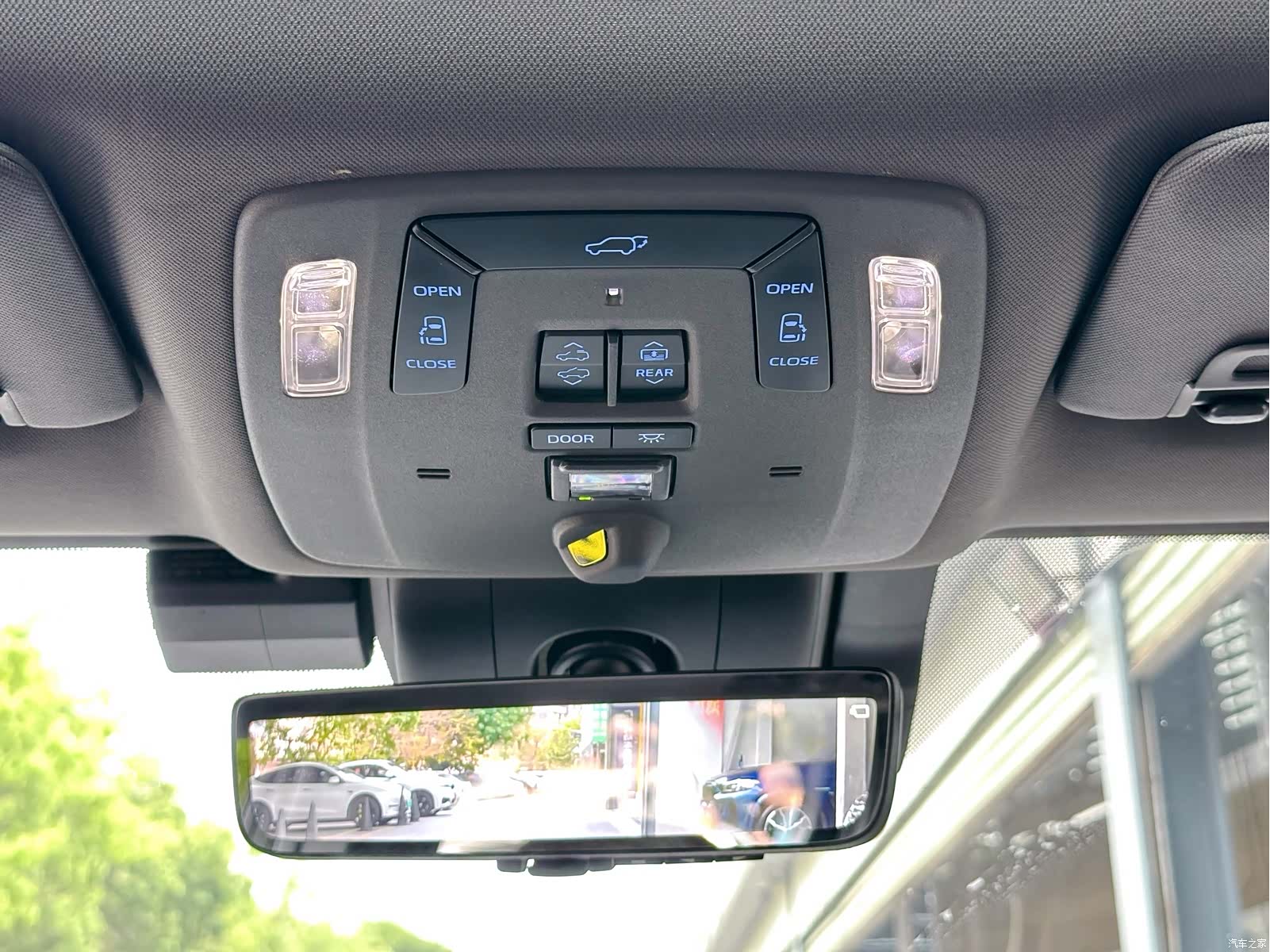 Toyota Granvia, 2023 29