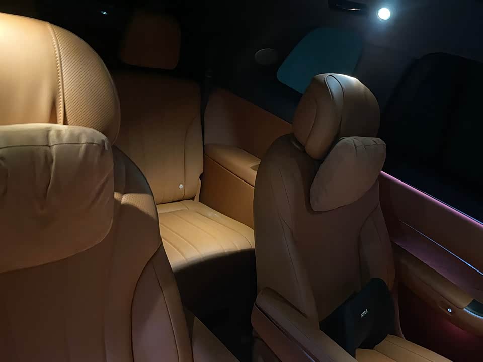 AITO Ask the world M8