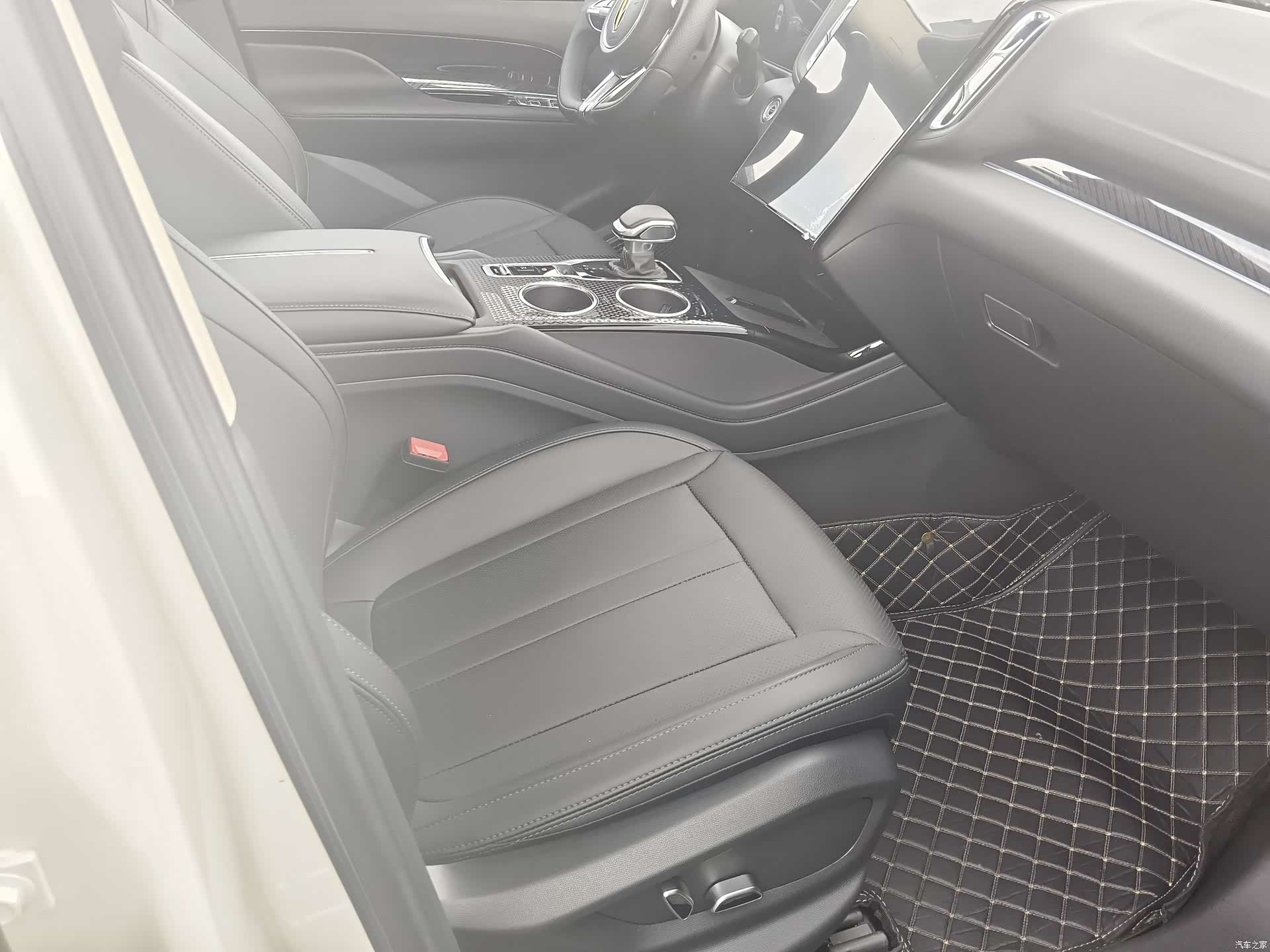 Hongqi HS3, 2024 10