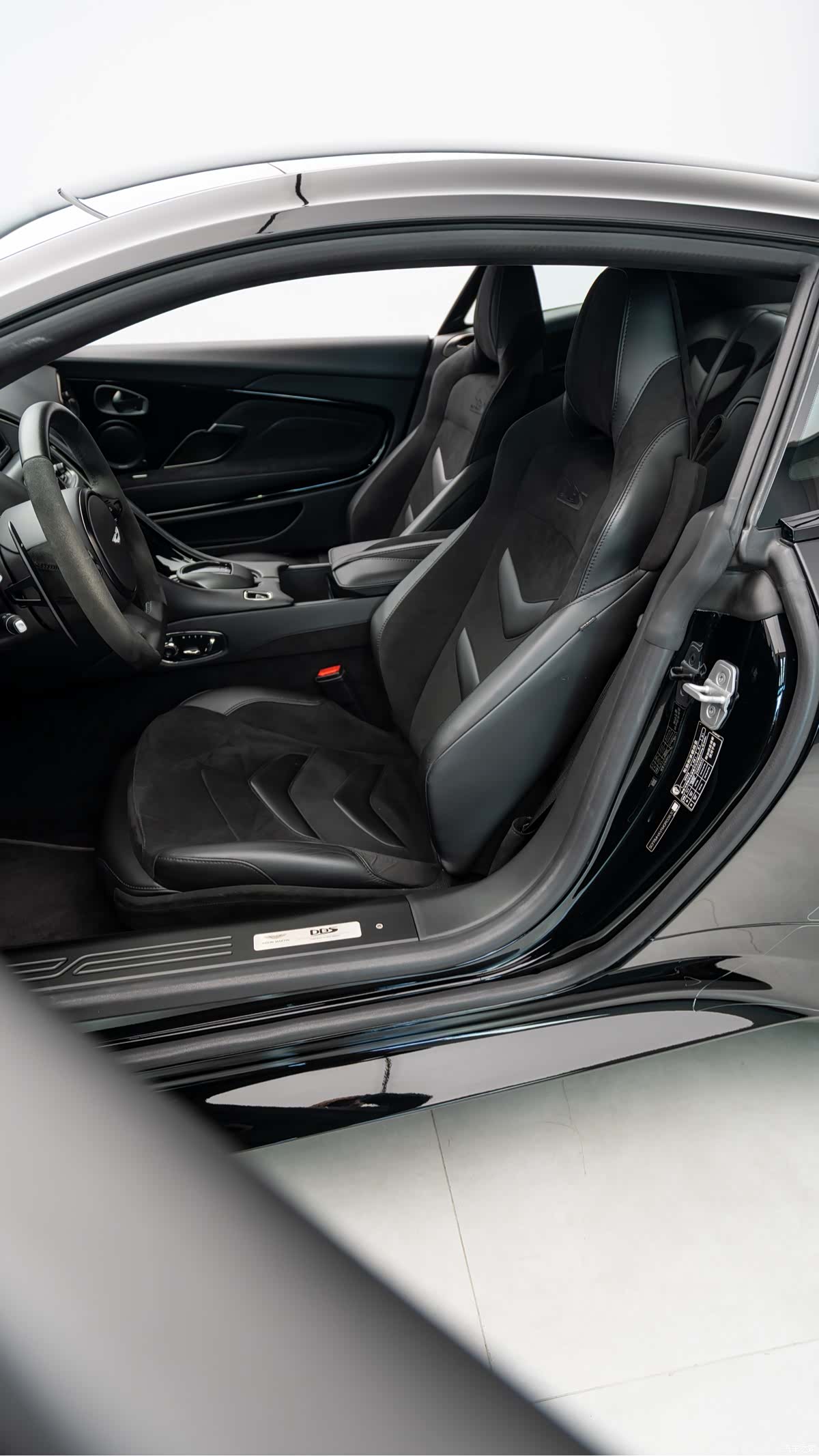 Aston Martin DBS, 2023 13