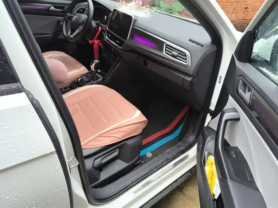 Volkswagen T-ROC exploring Songs