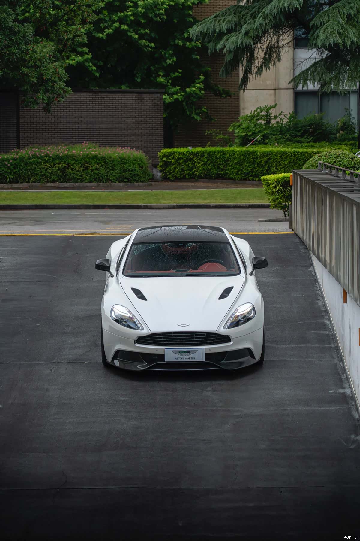 Aston Martin Vanquish, 2013 3
