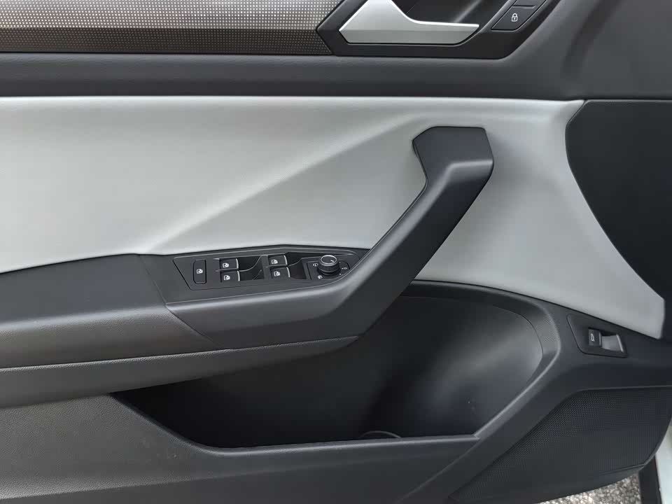 Volkswagen T-ROC exploring Songs