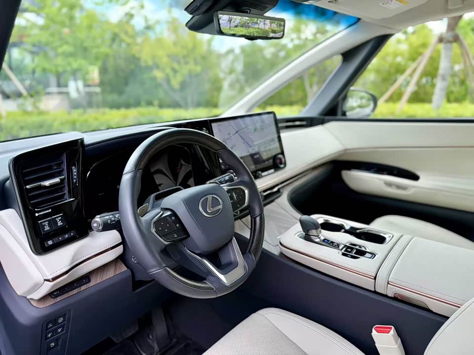 Lexus LM Lexus LM