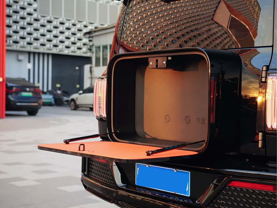 CrossBoundary Co-creation tank 300