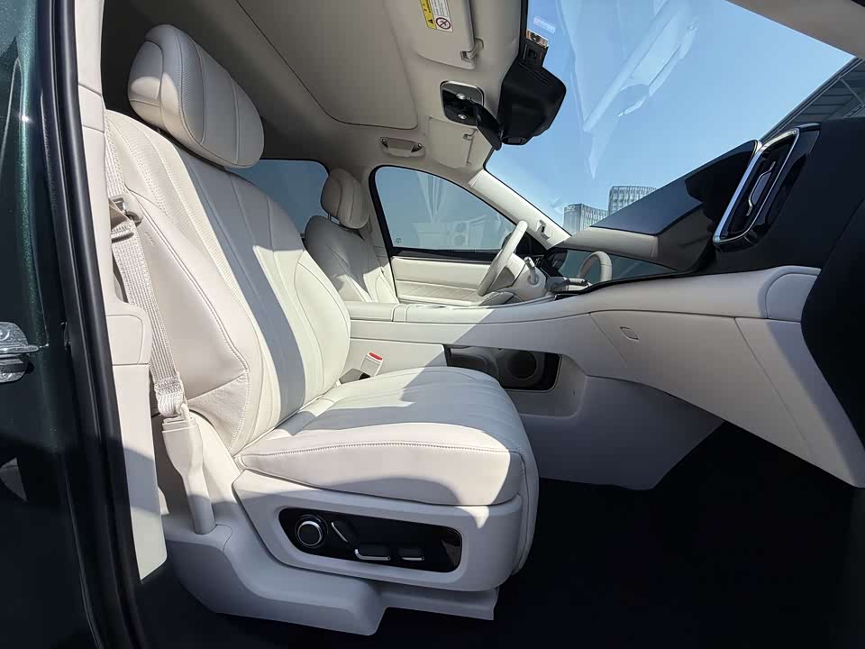 AITO Ask the world M8