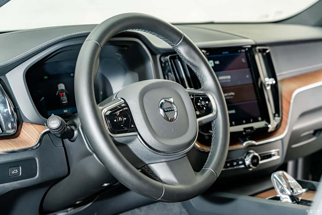 Volvo XC60, 2025 10