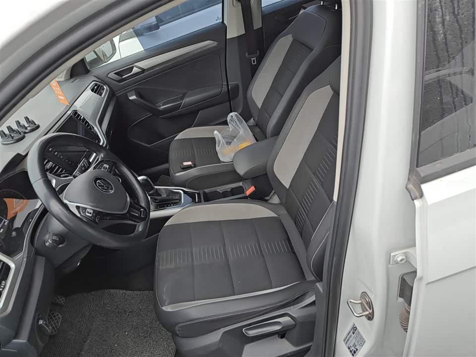 Volkswagen T-ROC exploring Songs