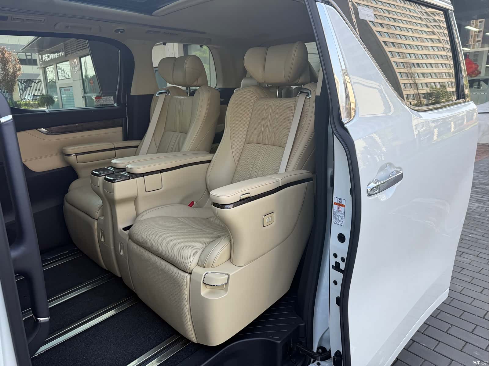 Toyota Alphard, 2018 3