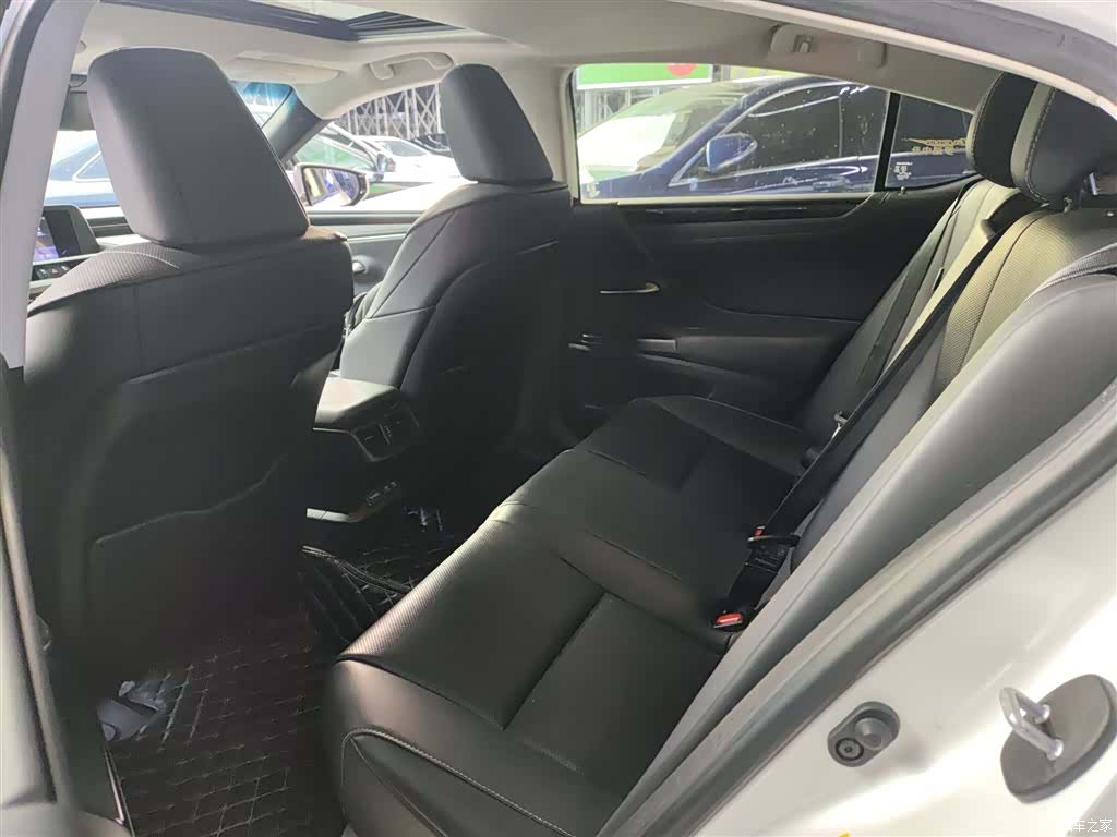Lexus ES, 2018 13