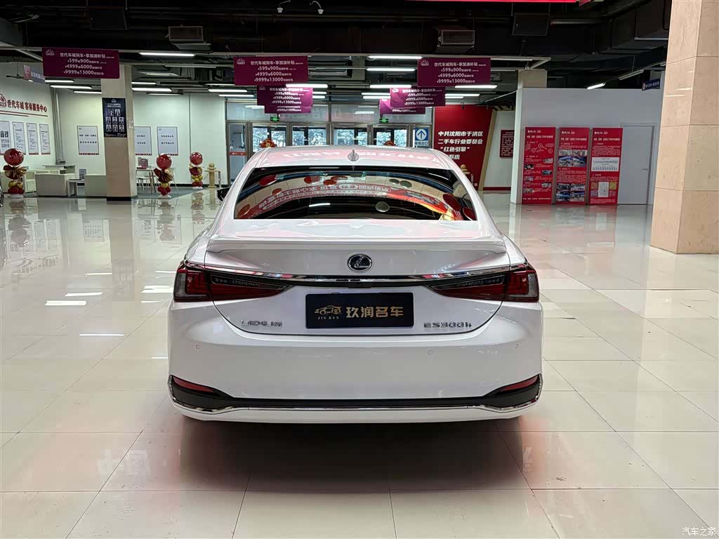 Lexus ES, 2019 все фото