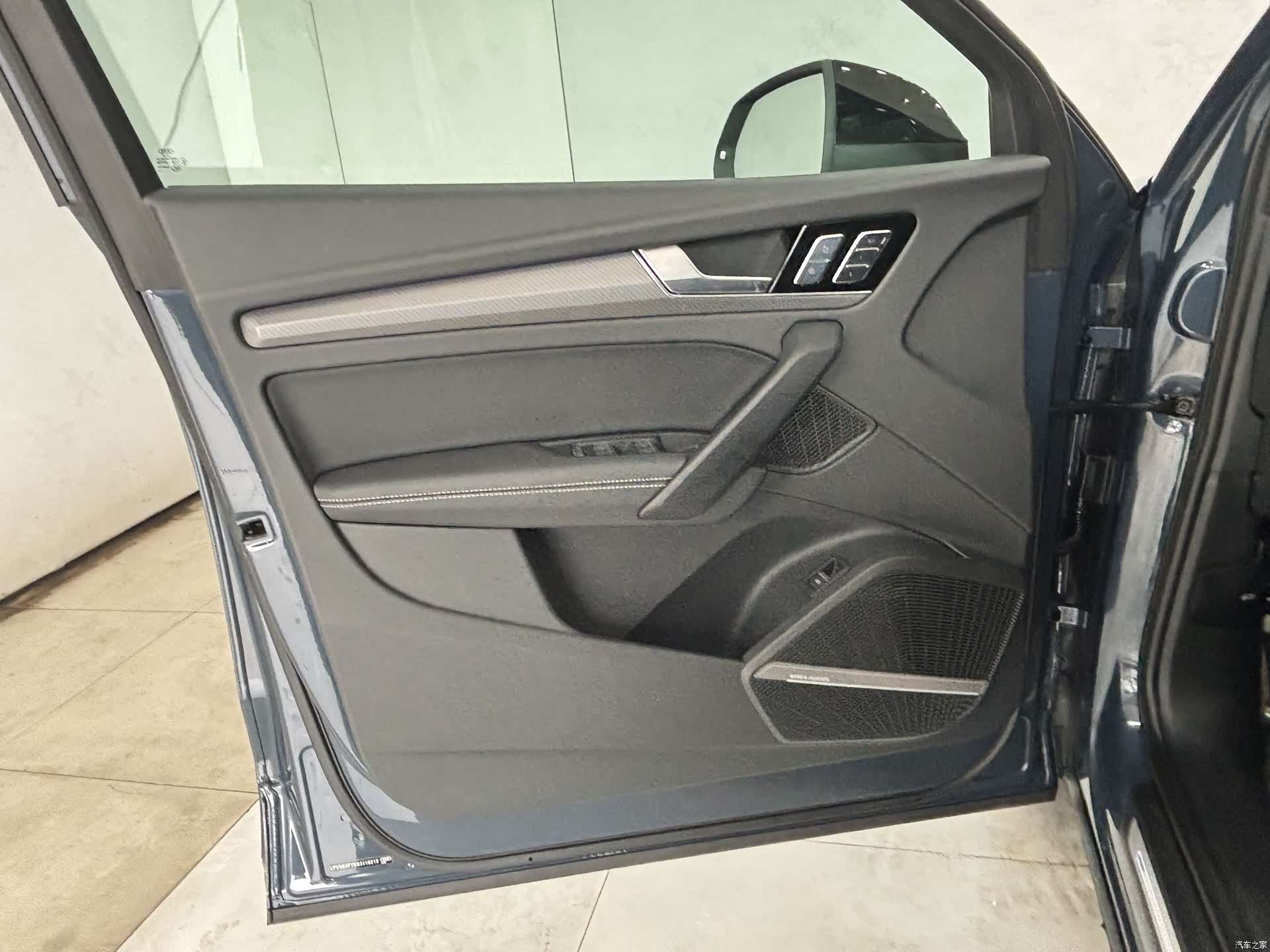Audi Q5L, 2025 11