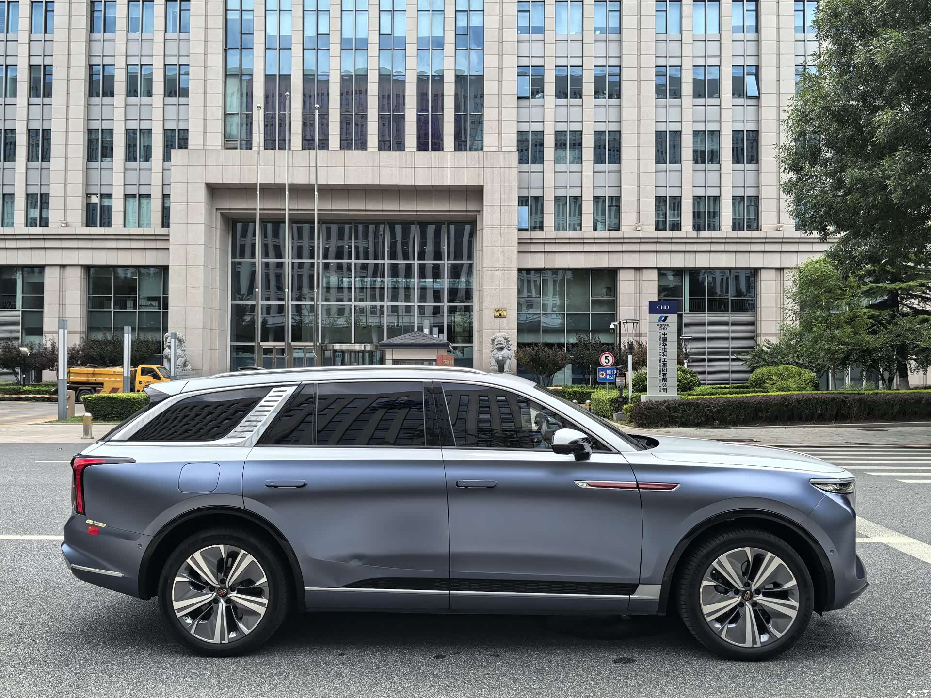 Hongqi E-HS9, 2023 8