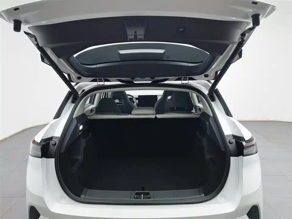 Lynk & Co 06 EM-P