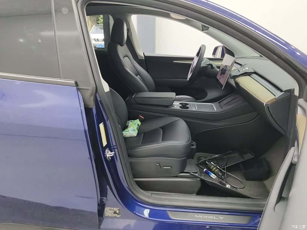 Tesla Model Y, 2023 25