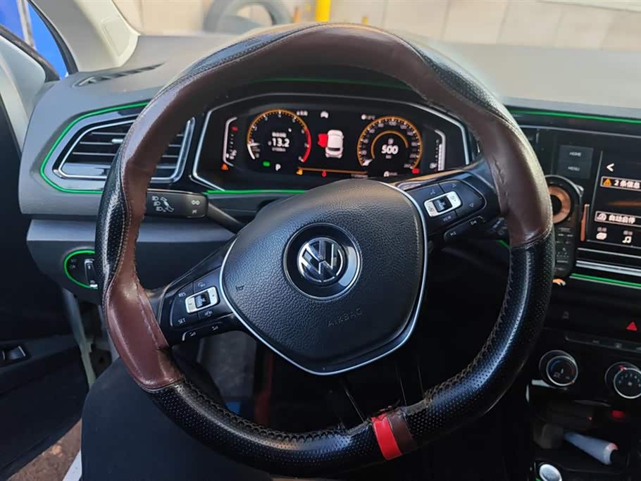 Volkswagen T-ROC exploring Songs