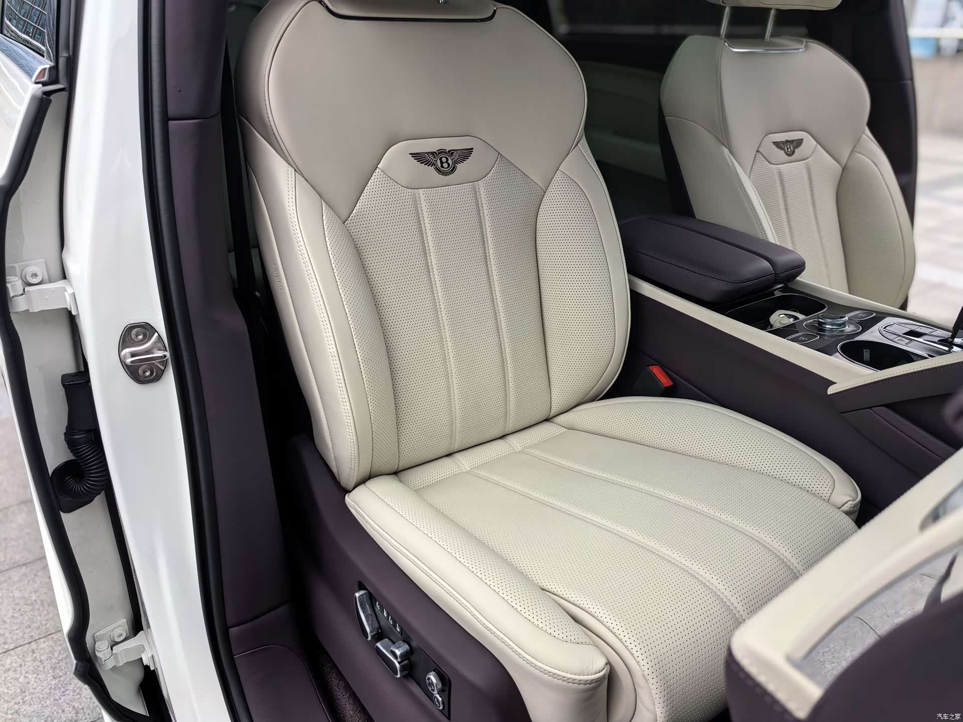 Bentley Bentayga, 2024 14