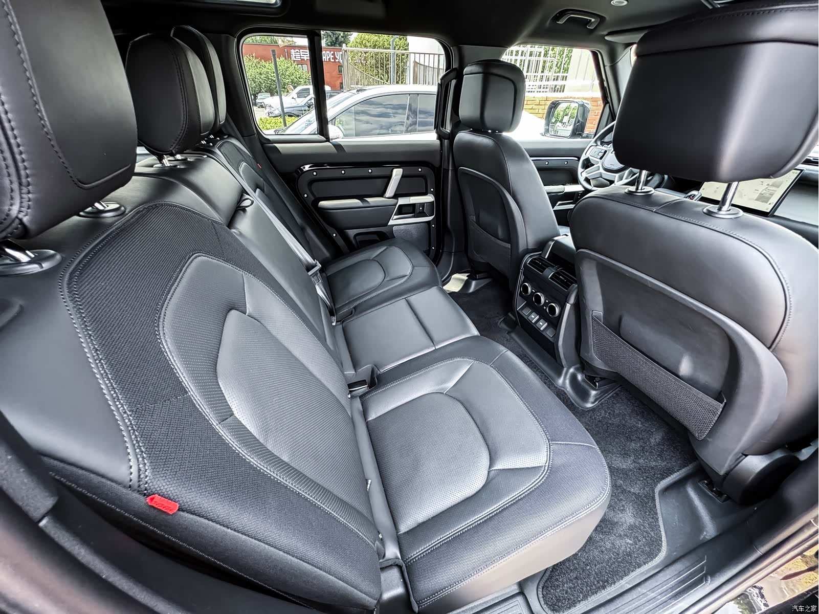 Land Rover Defender, 2024 14