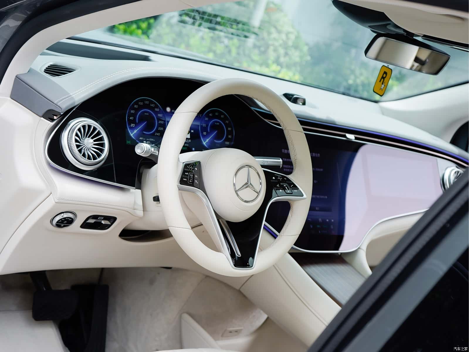 Mercedes-Benz EQS, 2023 10