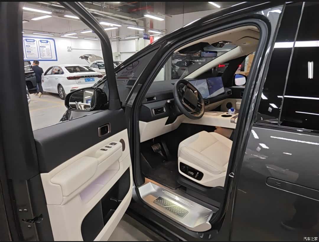 Li Auto MEGA, 2025 6
