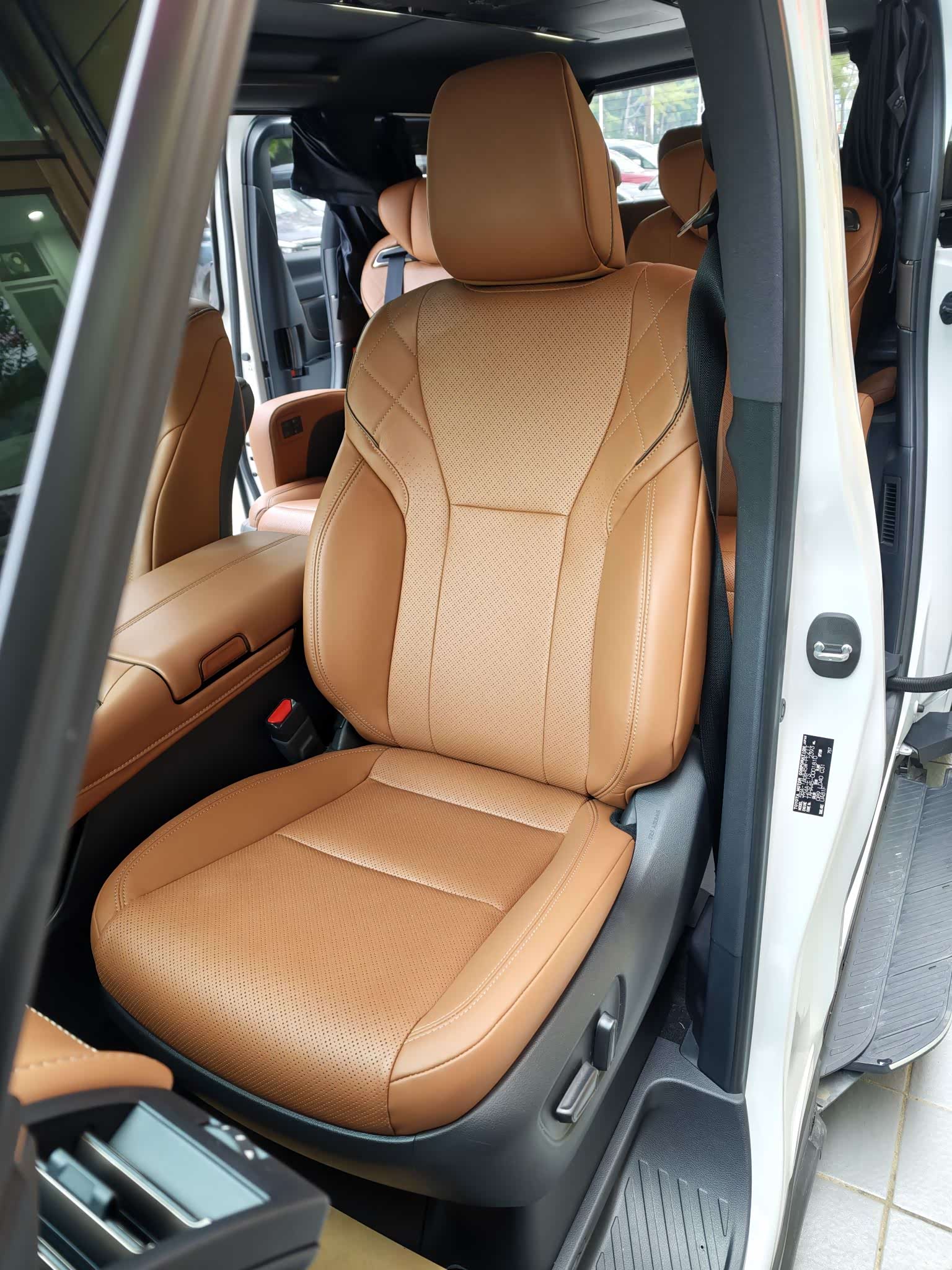 Toyota Vellfire, 2025 12