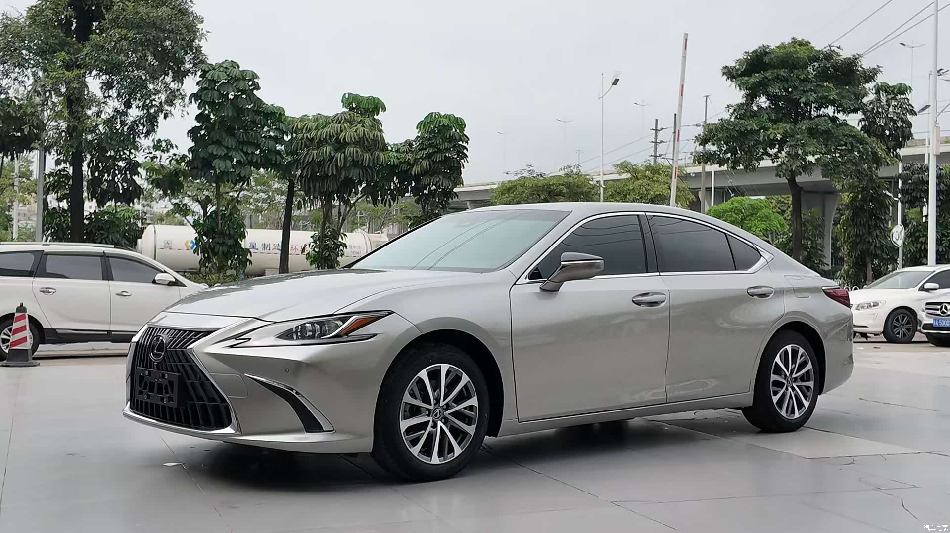Lexus ES, 2023 1