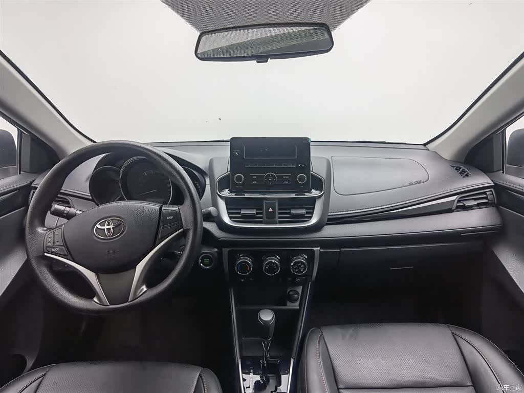 Toyota YARiS L, 2022 все фото